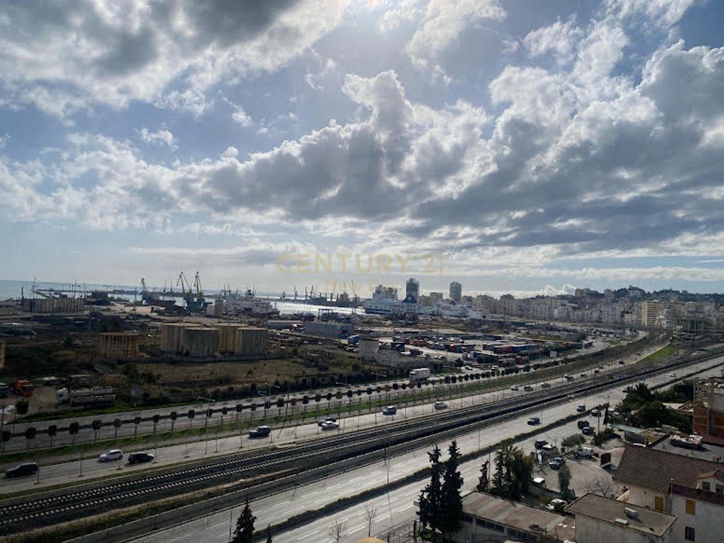 Ambient per qira me pamje nga porti