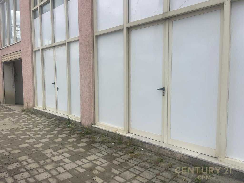 Shitet Hapesire Komerciale, Rruga Petrela, Ish stacioni i Trenit