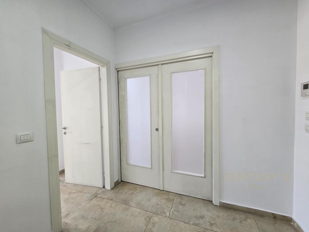 Zyre me qira tek Ring Center, Zogu i Zi!