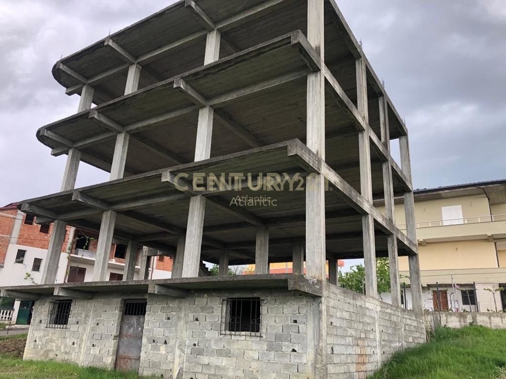 SHITET NDËRTESË TRE KATËSHE + 3 GARAZHE NË Rrashbull, Durrës