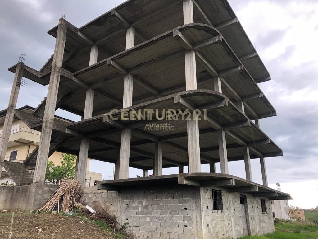 SHITET NDËRTESË TRE KATËSHE + 3 GARAZHE NË Rrashbull, Durrës