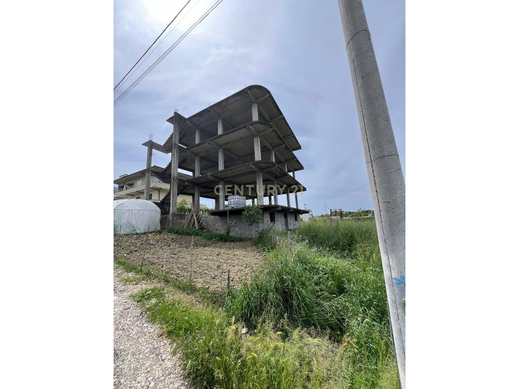 SHITET NDËRTESË TRE KATËSHE + 3 GARAZHE NË Rrashbull, Durrës