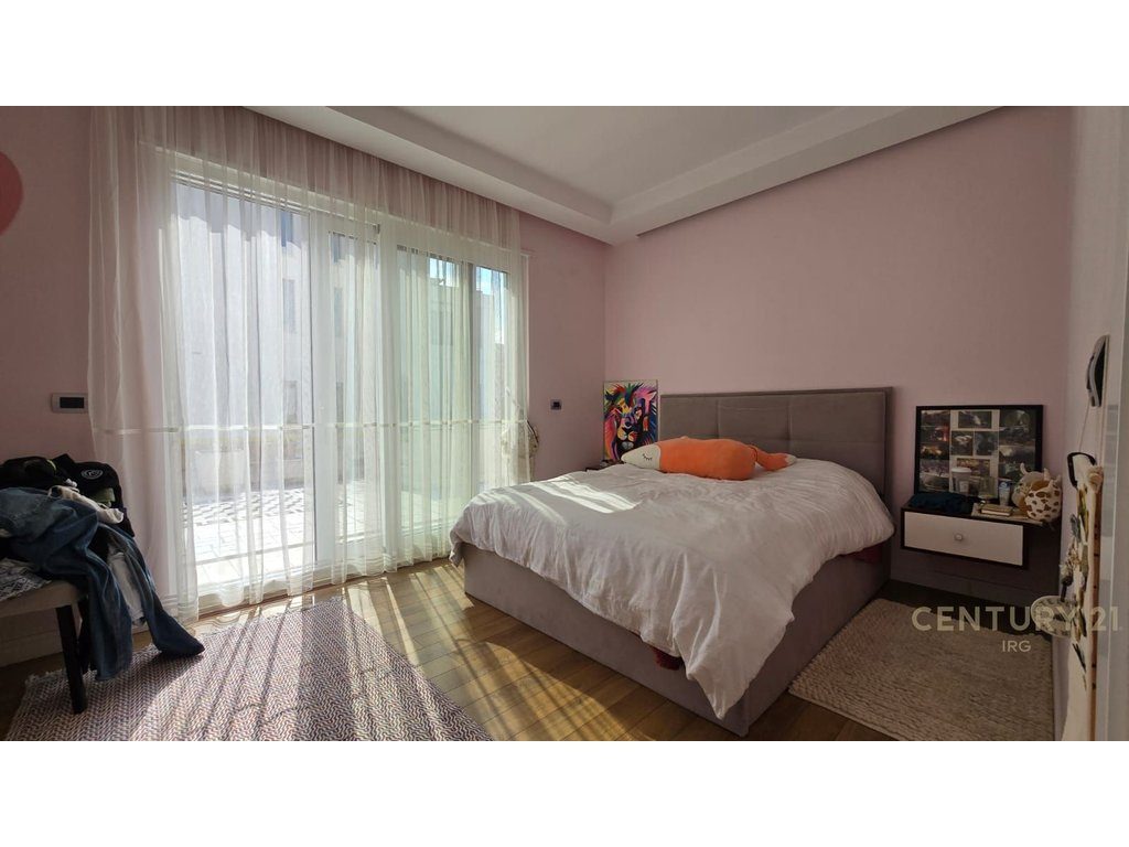 JEPET ME QERA PENTHOUSE 3+1+2 ME VERANDE + POST PARKIMI, LIQENI I THATE!!!