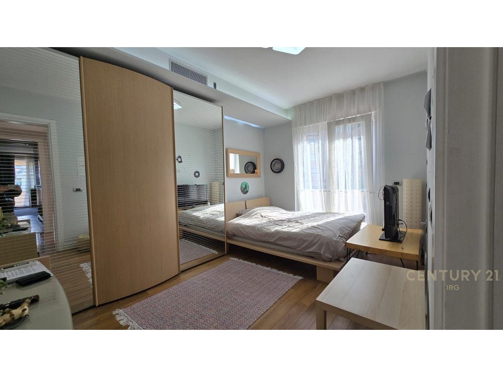 JEPET ME QERA PENTHOUSE 3+1+2 ME VERANDE + POST PARKIMI, LIQENI I THATE!!!