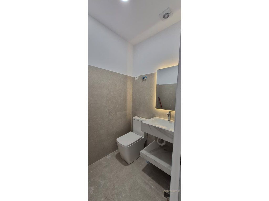 Jepet me qera super ambient tek ATSH, buzë rrugës kryesore në Bulevardin Zhan D’Ark