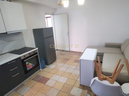 Jepet me qera super ambient tek ATSH, buzë rrugës kryesore në Bulevardin Zhan D’Ark