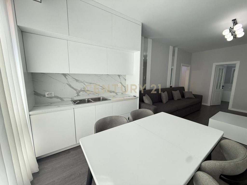 KOMPLEKSI USLUGA, APARTAMENT 2+1 PËR QIRA