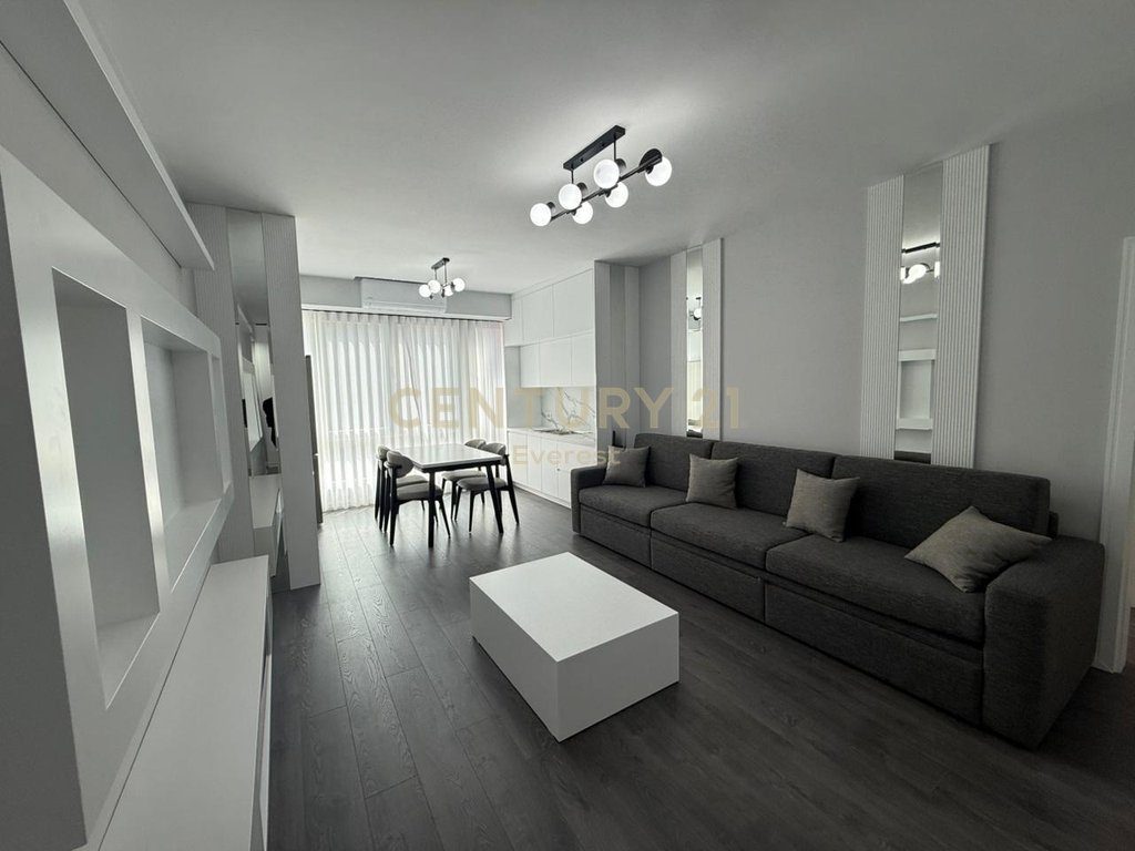 KOMPLEKSI USLUGA, APARTAMENT 2+1 PËR QIRA