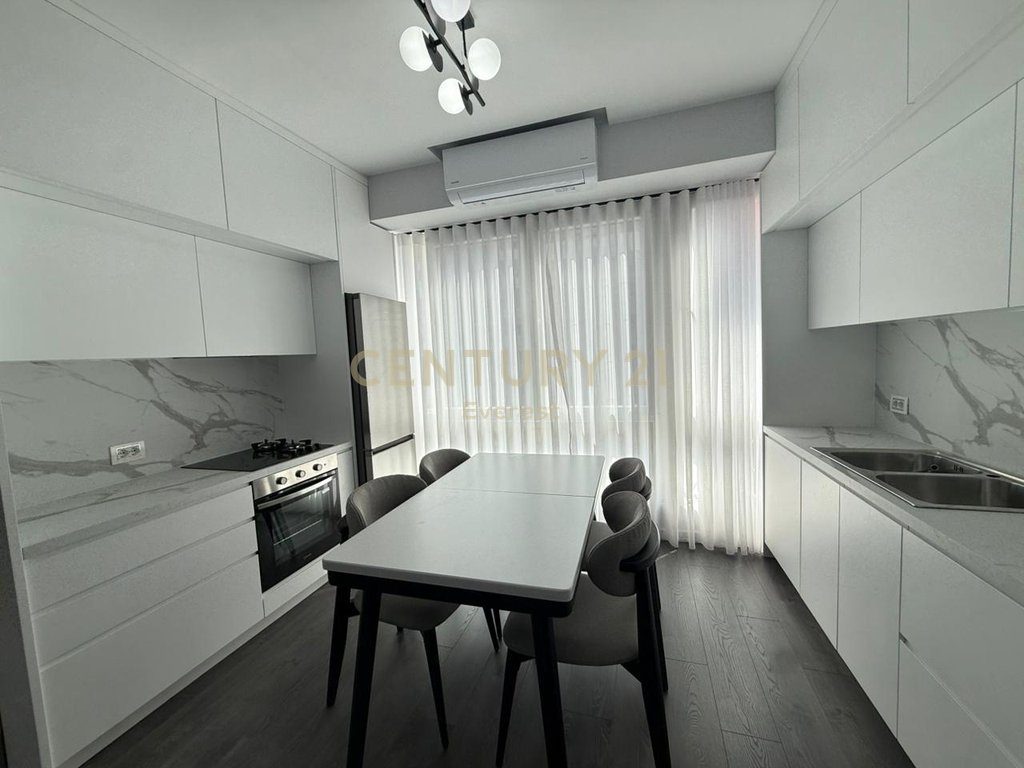 KOMPLEKSI USLUGA, APARTAMENT 2+1 PËR QIRA