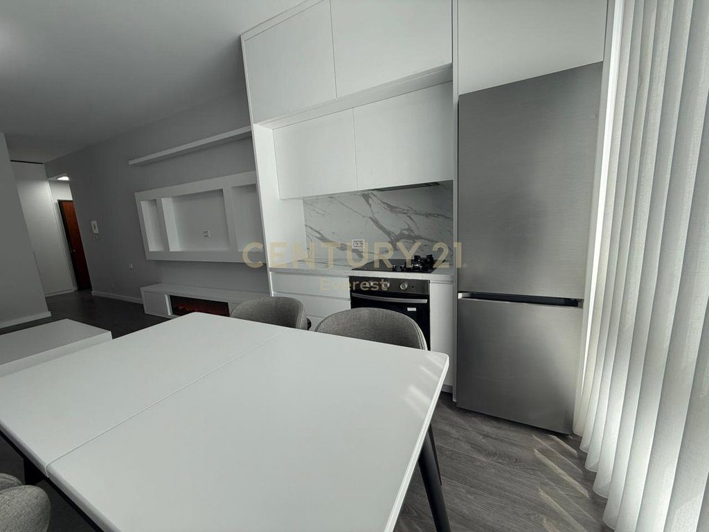 KOMPLEKSI USLUGA, APARTAMENT 2+1 PËR QIRA