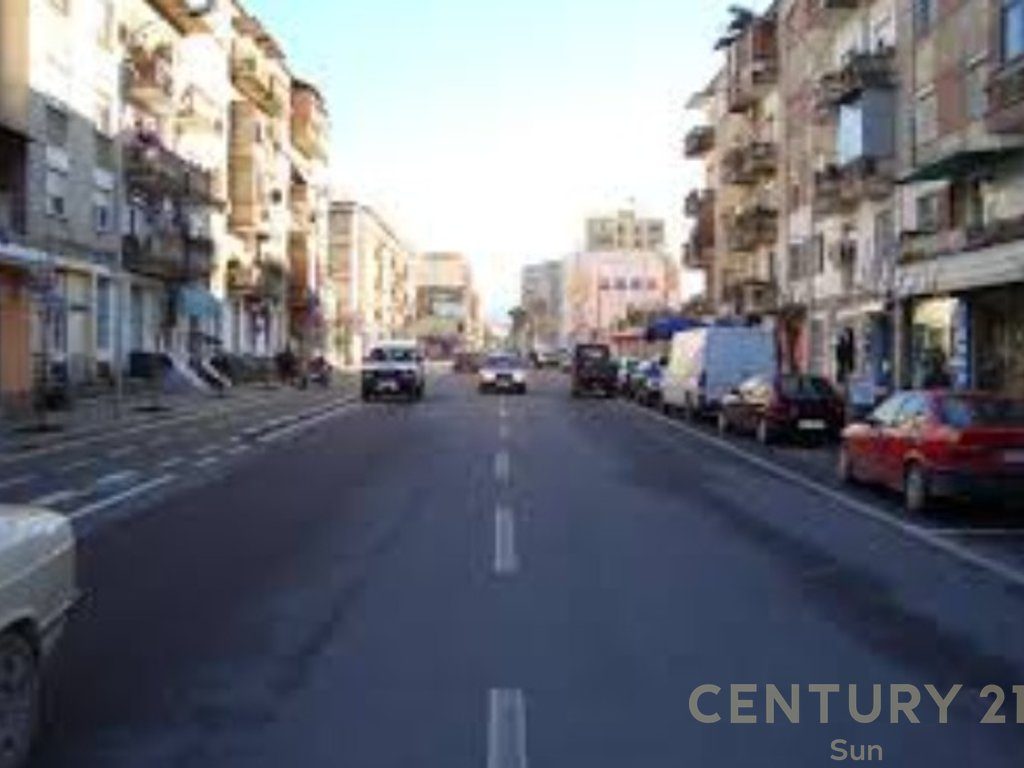 SHITET AMBJENT KOMERCIAL TEK RRUGA E BARRIKADAVE !