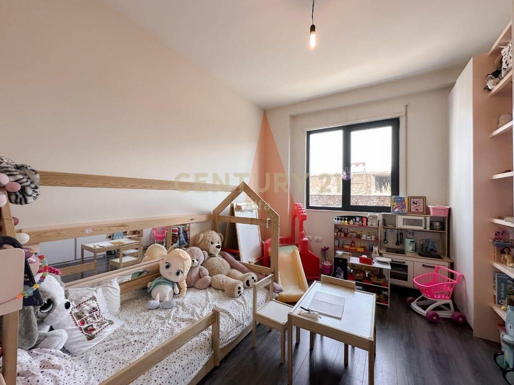 Shesim apartament 2+1 perball UET-se ne Porcelan!