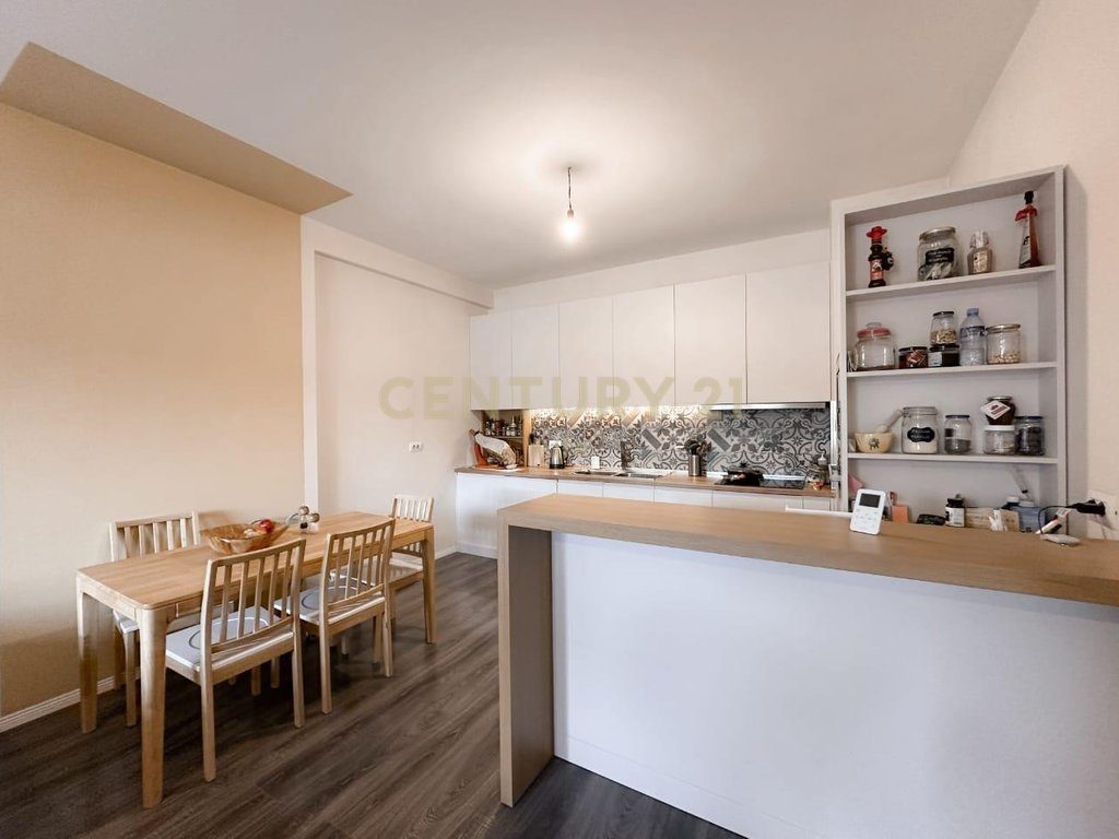 Shesim apartament 2+1 perball UET-se ne Porcelan!