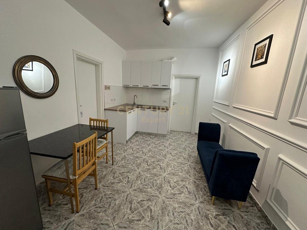 Apartament 1+1+post parkimi per qira në Vlorë