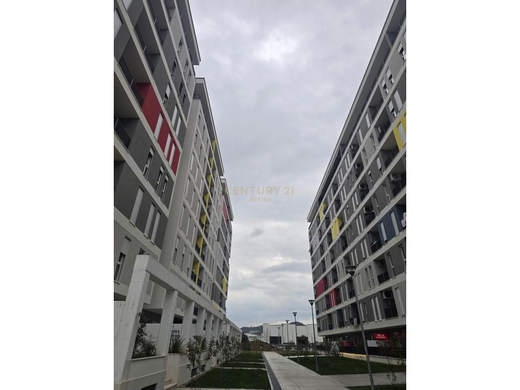 Shitet Apartament qe konvertohet ne Njësi Komerciale 2+1 + Verandë + 2 Poste Parkimi tek Univers City Residence - Centur...