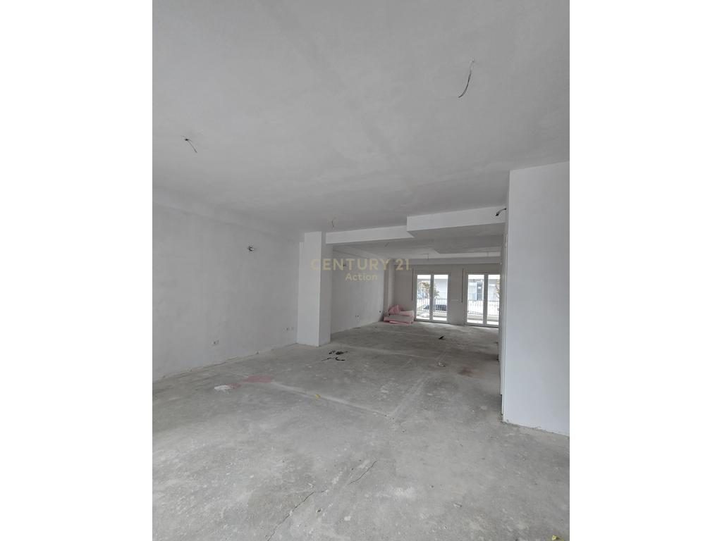Shitet Apartament qe konvertohet ne Njësi Komerciale 2+1 + Verandë + 2 Poste Parkimi tek Univers City Residence - Centur...