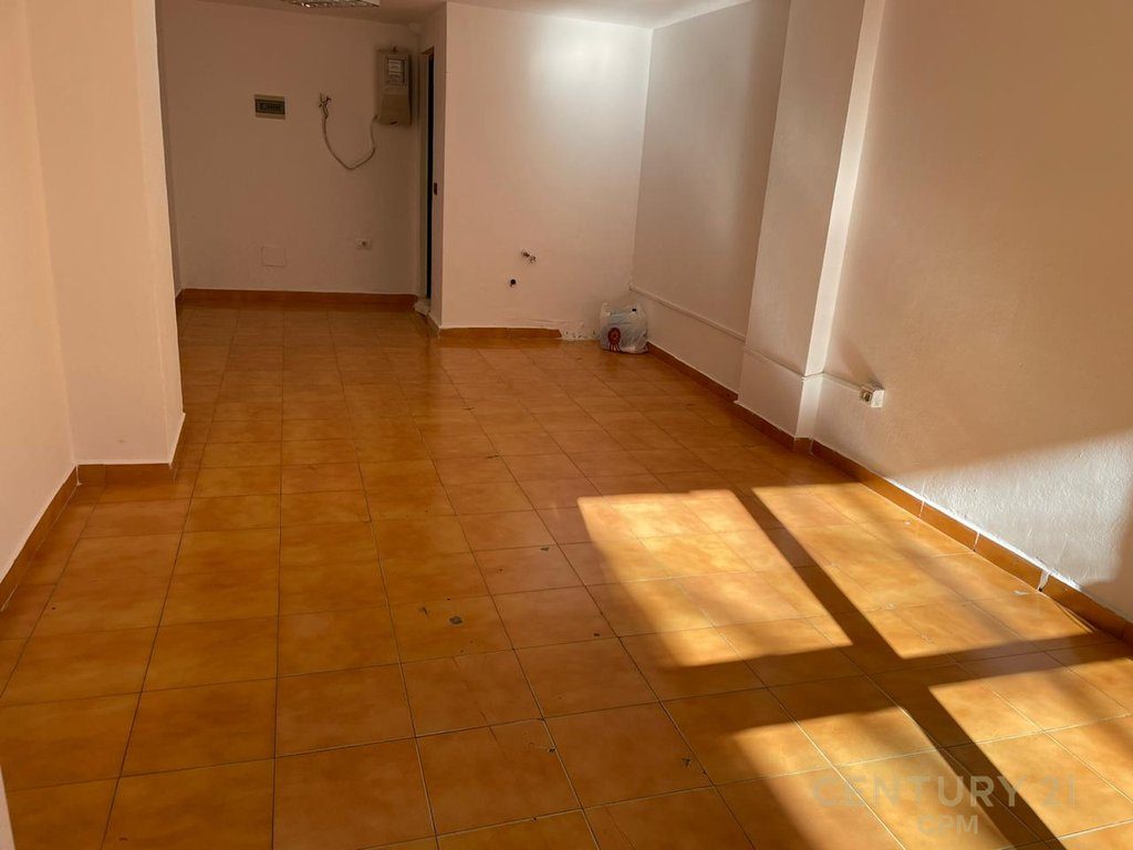 Zyrë me qira tek lulishtja  Gjykata e Rrethit, Tiranë - 500€ | 33 m²