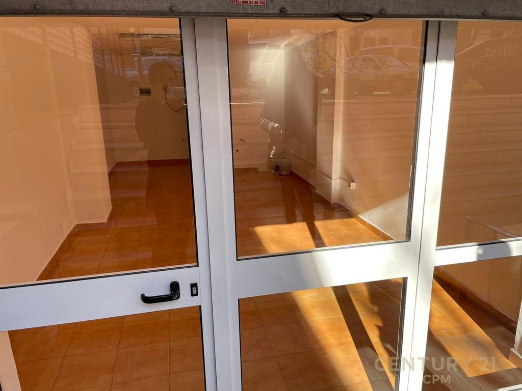 Zyrë me qira tek lulishtja  Gjykata e Rrethit, Tiranë - 500€ | 33 m²