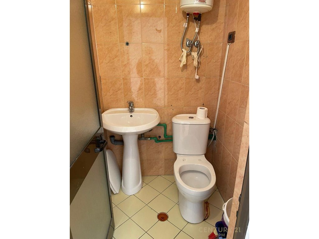 Zyrë me qira tek lulishtja  Gjykata e Rrethit, Tiranë - 500€ | 33 m²