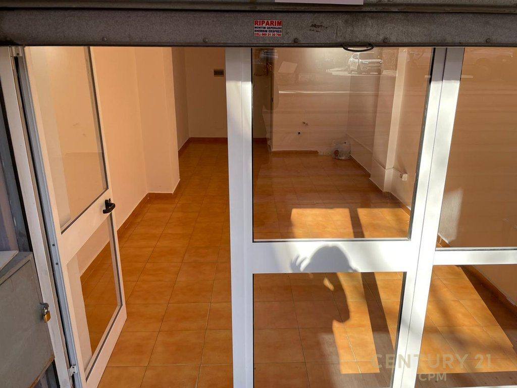 Zyrë me qira tek lulishtja  Gjykata e Rrethit, Tiranë - 500€ | 33 m²