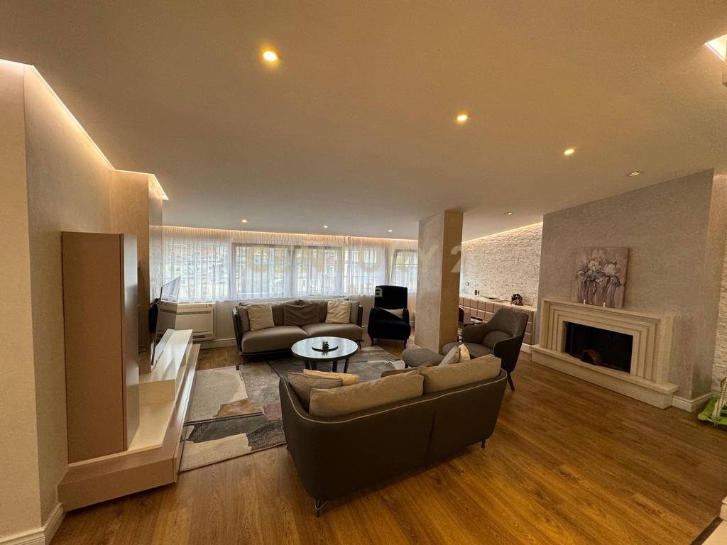 Shitet Penthouse Luksoz në Fresk + 2 poste Parkimi !