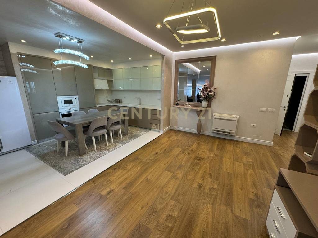 Shitet Penthouse Luksoz në Fresk + 2 poste Parkimi !