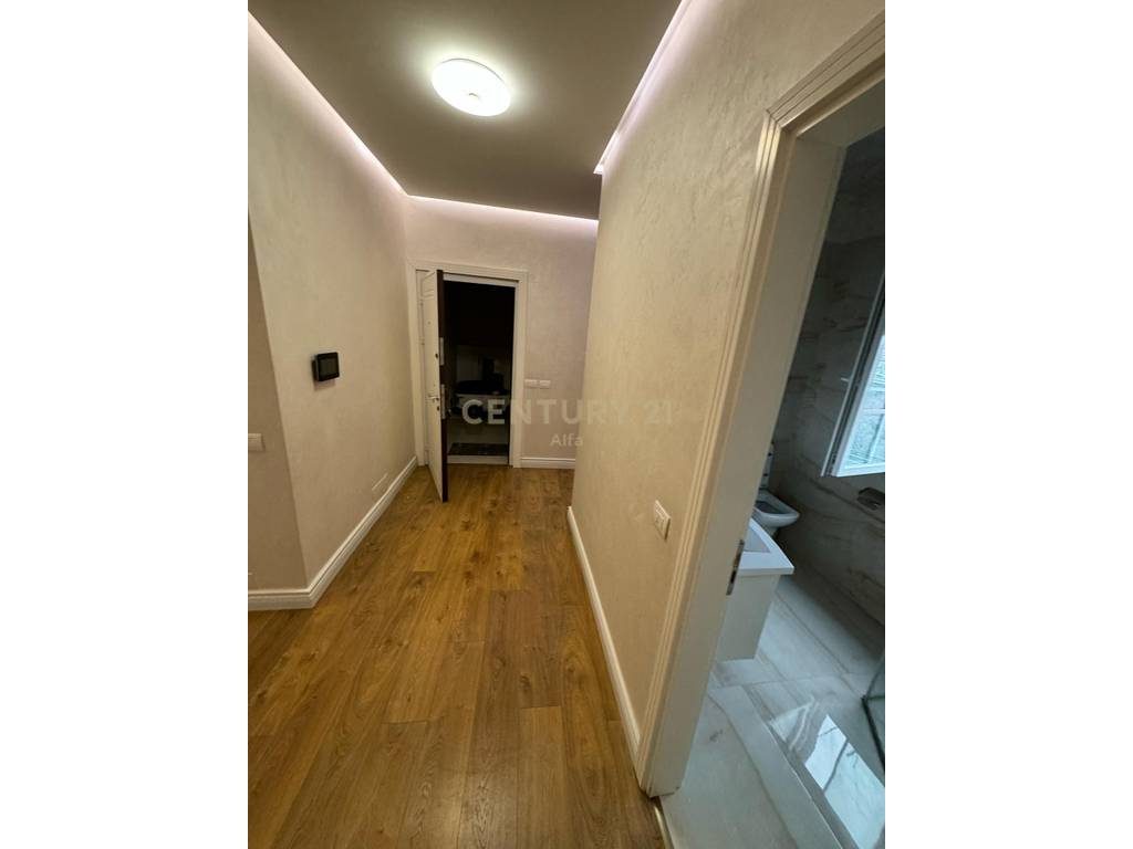 Shitet Penthouse Luksoz në Fresk + 2 poste Parkimi !