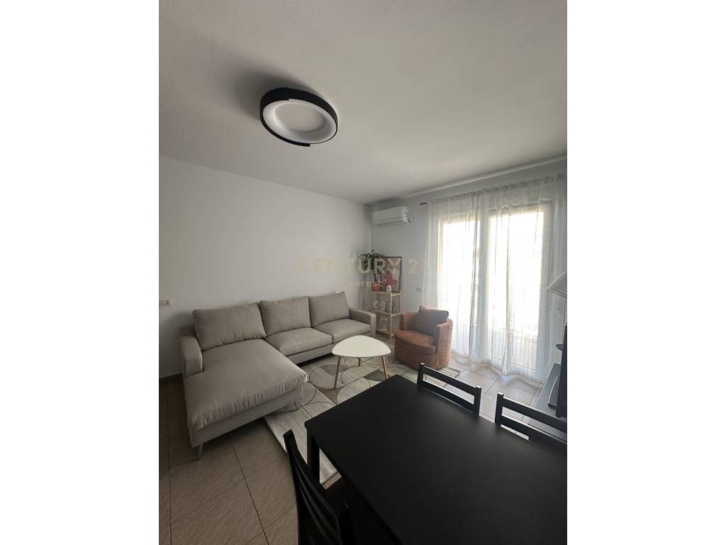 BULEVARDI ZOGU I PARE, JAPIM APARTAMENT 1+1 PER QERA!