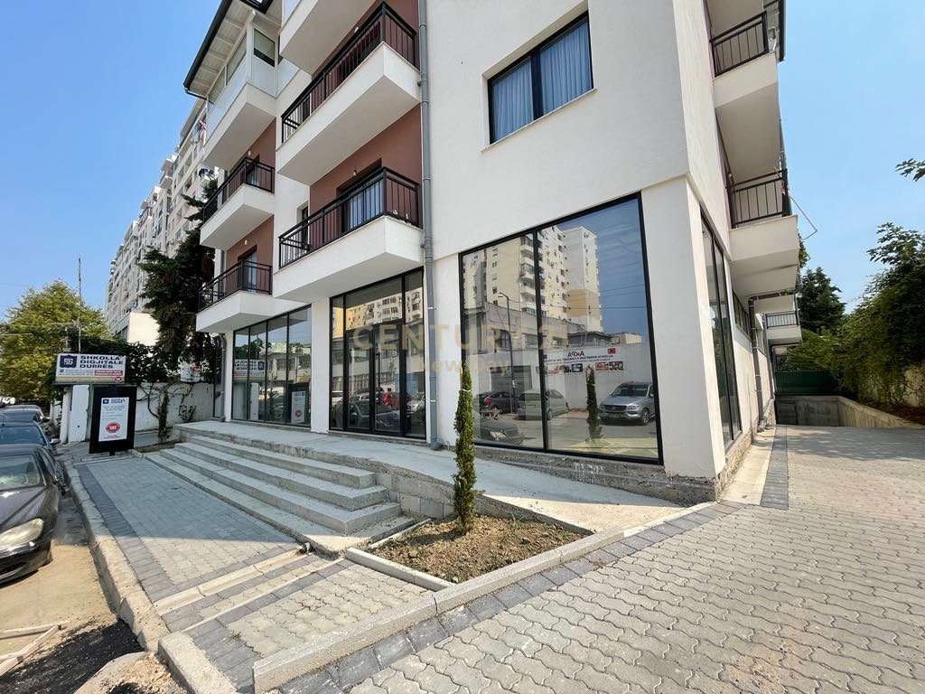 Jepet me qira ambient 350m2 prane tregut industrial !