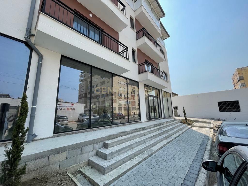 Jepet me qira ambient 350m2 prane tregut industrial !