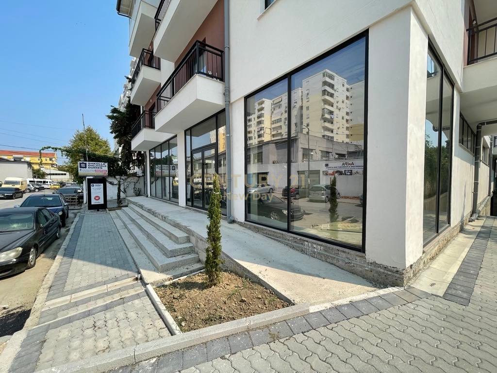 Jepet me qira ambient 350m2 prane tregut industrial !