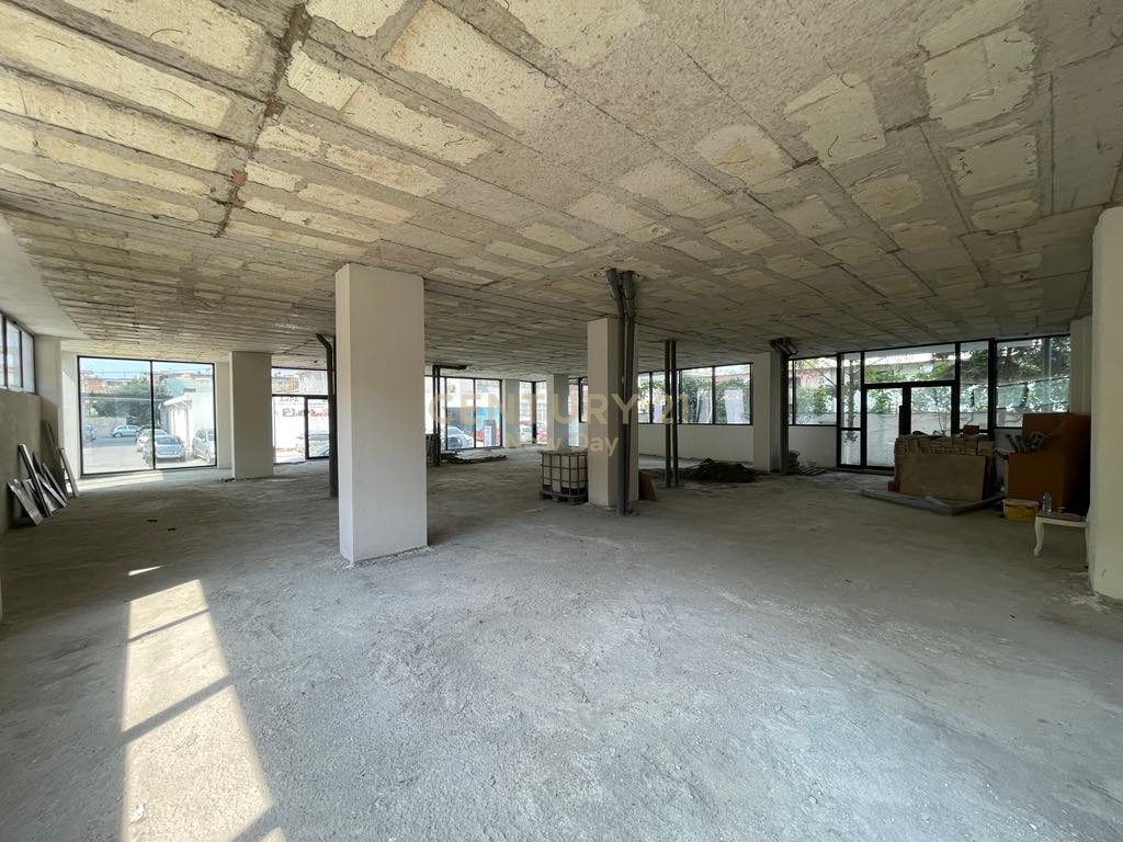 Jepet me qira ambient 350m2 prane tregut industrial !