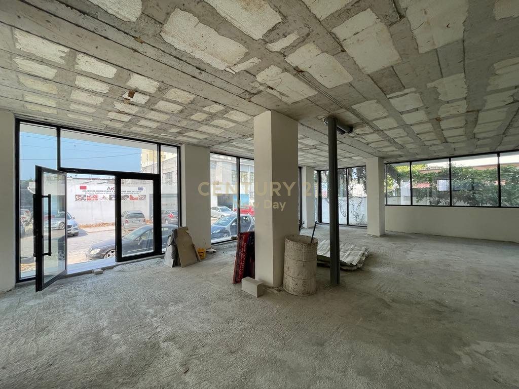 Jepet me qira ambient 350m2 prane tregut industrial !