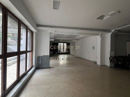 Dyqan per shitje prane Stacioni Fundit i Tiranes Re
