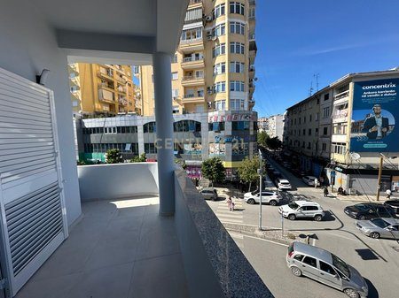 JEPET NJESI KOMERCIALE ME QIRA NE QENDER TE DURRESIT!