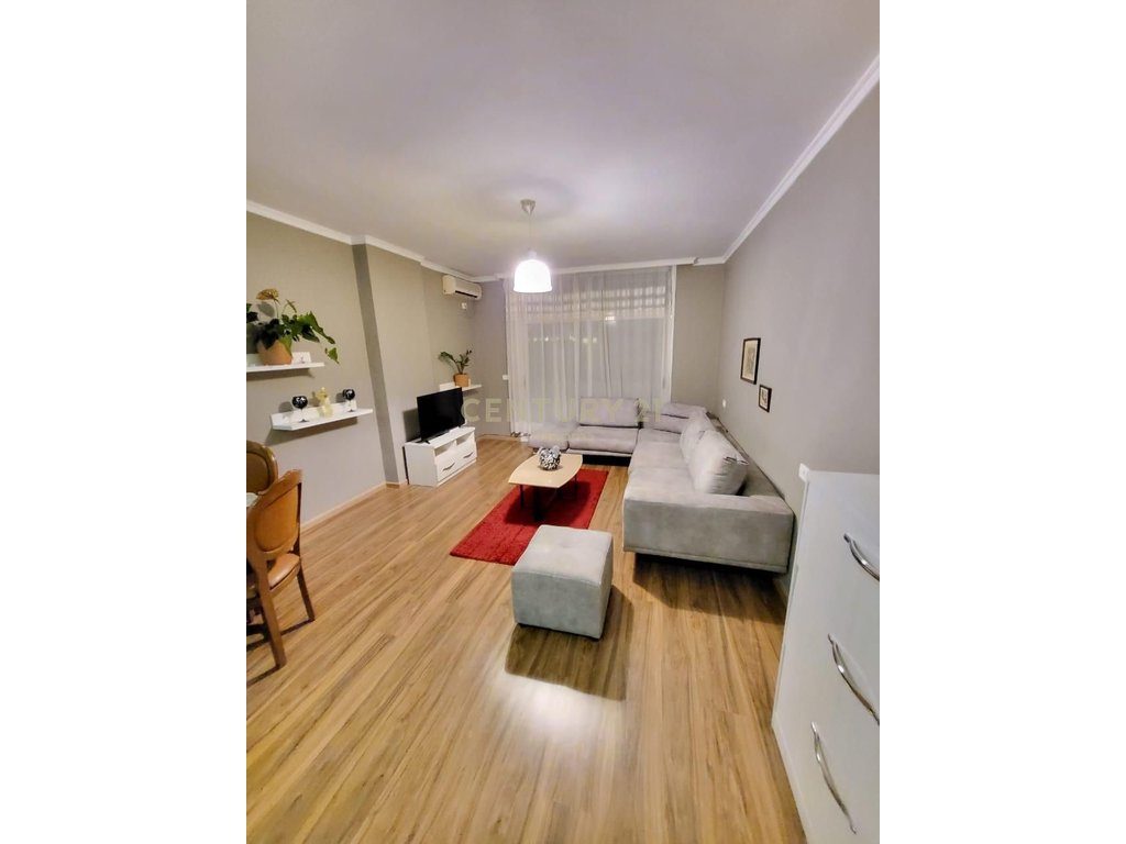 Jepet me qira apartament 1+1 Komuna e Parisit!