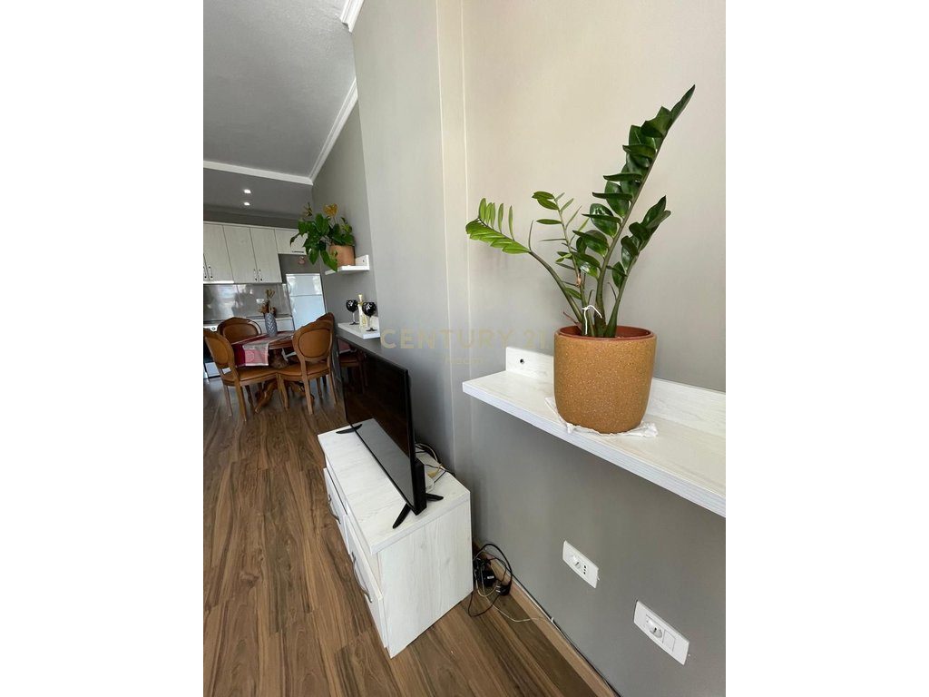 Jepet me qira apartament 1+1 Komuna e Parisit!