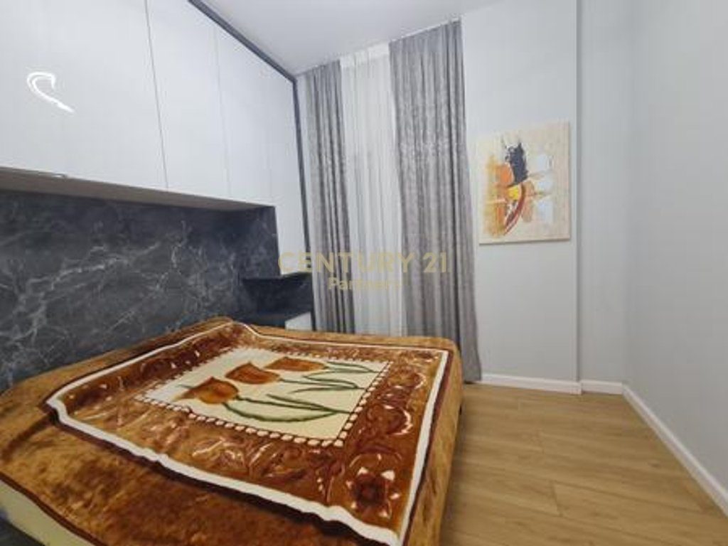 JAPIM ME QIRA APARTAMENT 1+1 PRANE UNIVERSITETIT MESDHETAR, FAKULETETI I MJKESISE.