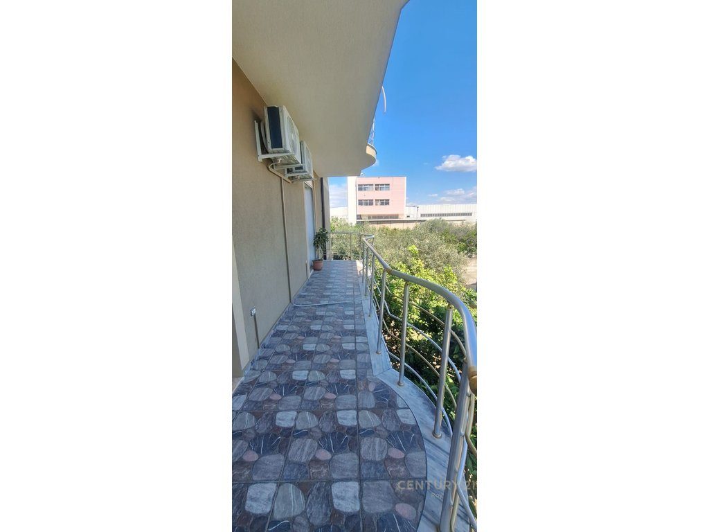 Jepet me qira apartament 3+1 në vilë 3-katëshe – 400€/muaj