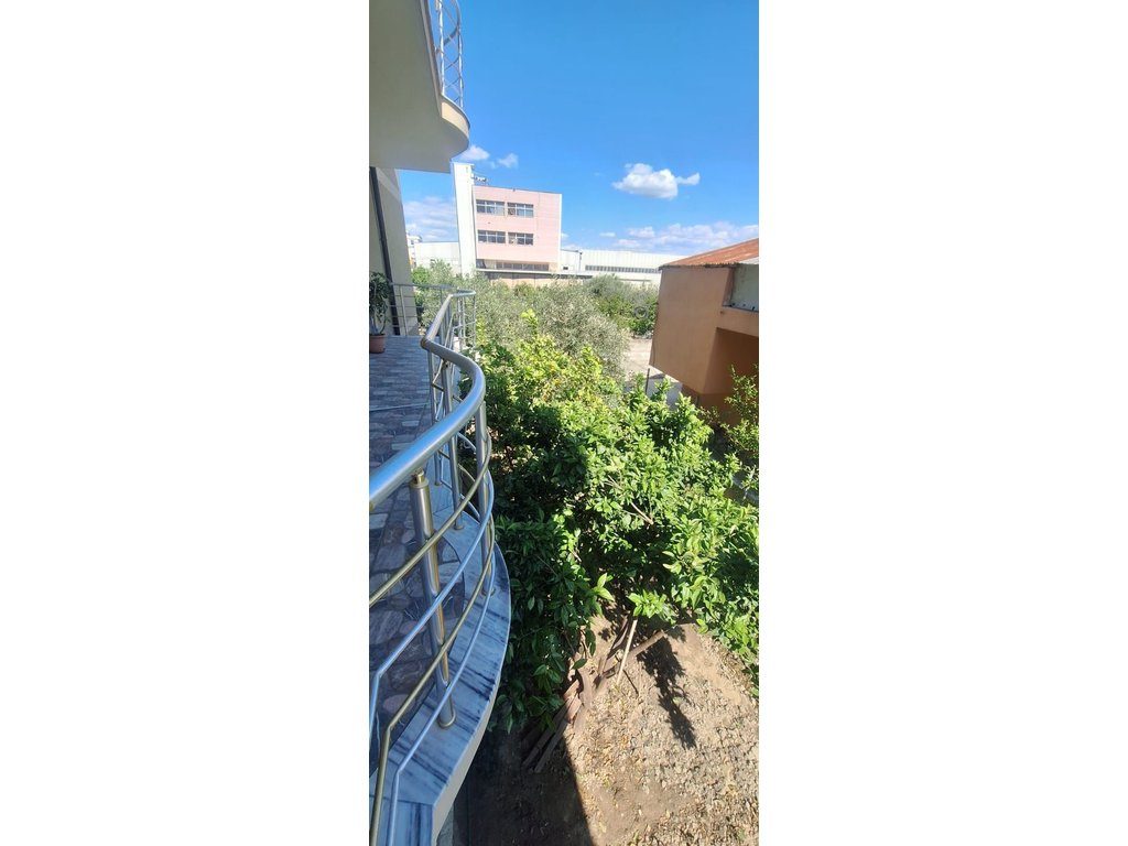 Jepet me qira apartament 3+1 në vilë 3-katëshe – 400€/muaj