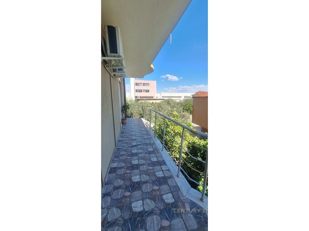 Jepet me qira apartament 3+1 në vilë 3-katëshe – 400€/muaj