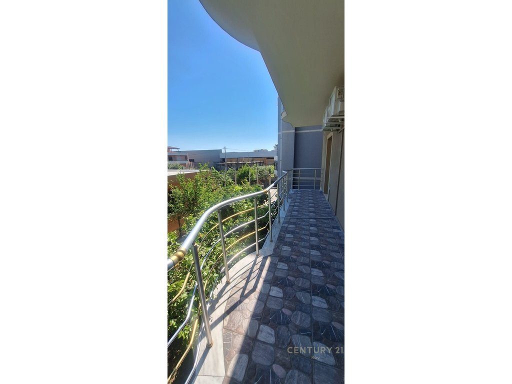 Jepet me qira apartament 3+1 në vilë 3-katëshe – 400€/muaj