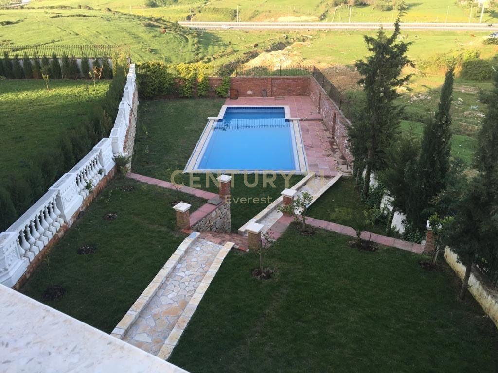 MJULL – BATHORE, KOMPLEKSI AKACIA HILLS – JEPET ME QIRA VILË LUKSOZE 3-KATËSHE + PAPAFINGO
