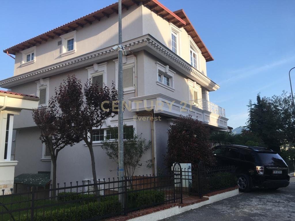 MJULL – BATHORE, KOMPLEKSI AKACIA HILLS – JEPET ME QIRA VILË LUKSOZE 3-KATËSHE + PAPAFINGO