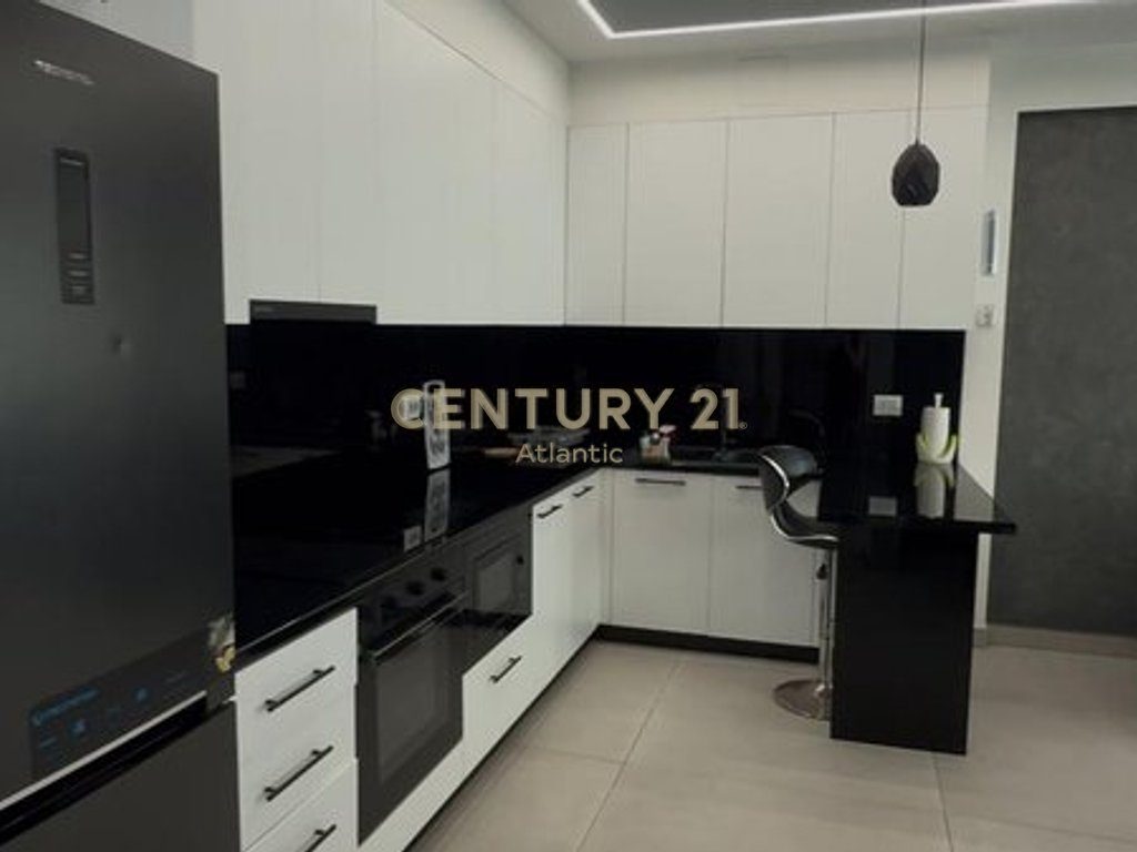 Apartament 1+1 Me Qira në Plazh Hekurudha, 50m Larg Detit - 500€