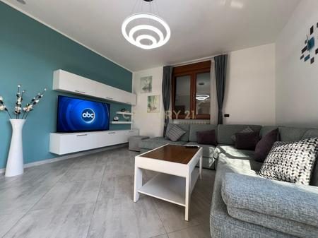 SHTËPI PRIVATE NË SHITJE NË MAMINAS – HAPËSIRË, QETËSI DHE KOMODITET