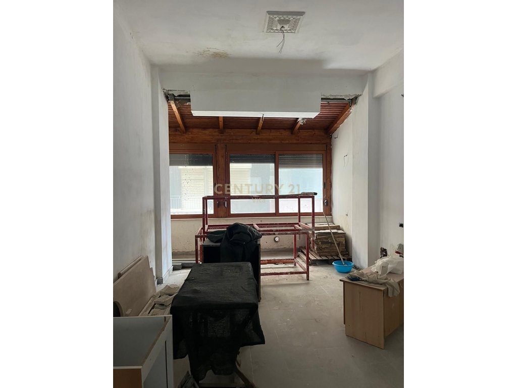 SHITET APARTAMENT TEK STACIONI I PARE NE PLAZH , DURRES !!!!