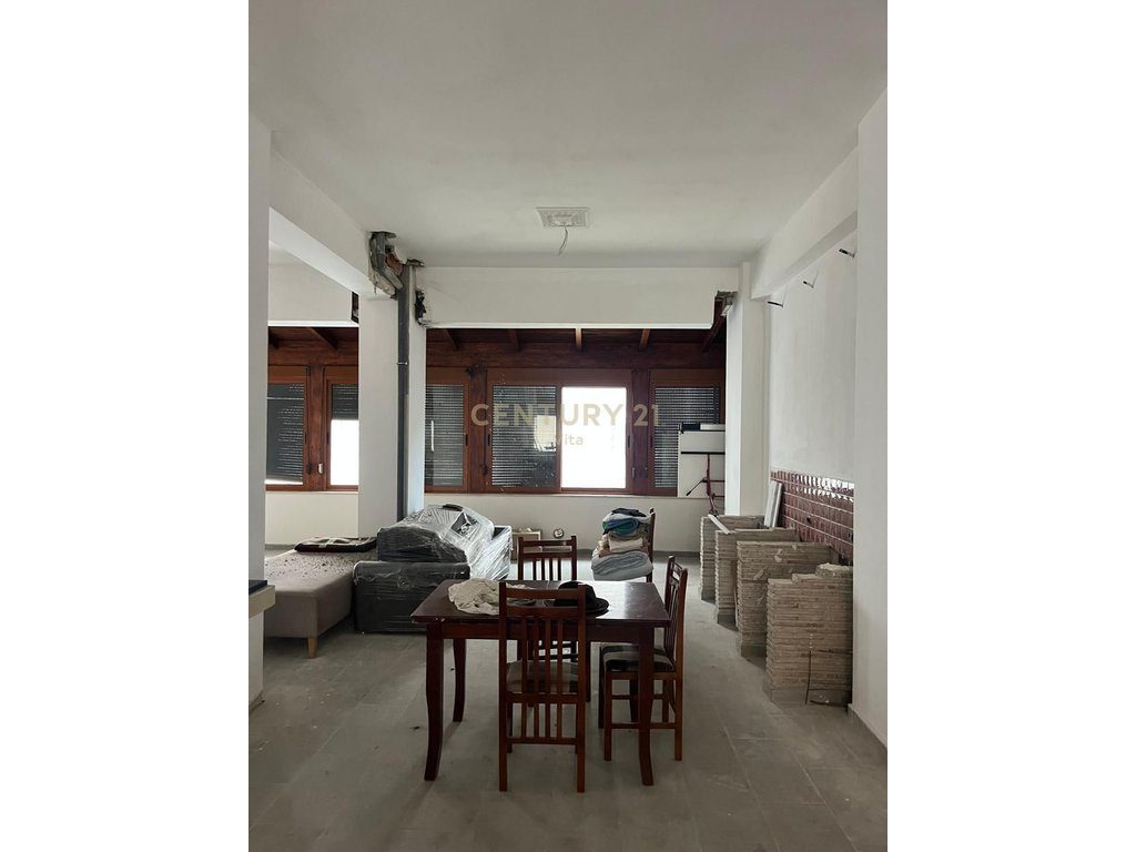 SHITET APARTAMENT TEK STACIONI I PARE NE PLAZH , DURRES !!!!