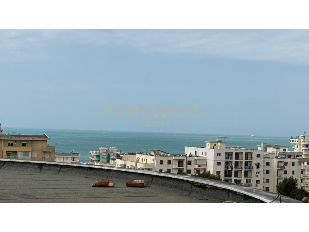 Penthouse Me Pishine 3+2+3+Post Parkimi Për Shitje në Plazh Hekurudha, Durrës| 315 m²