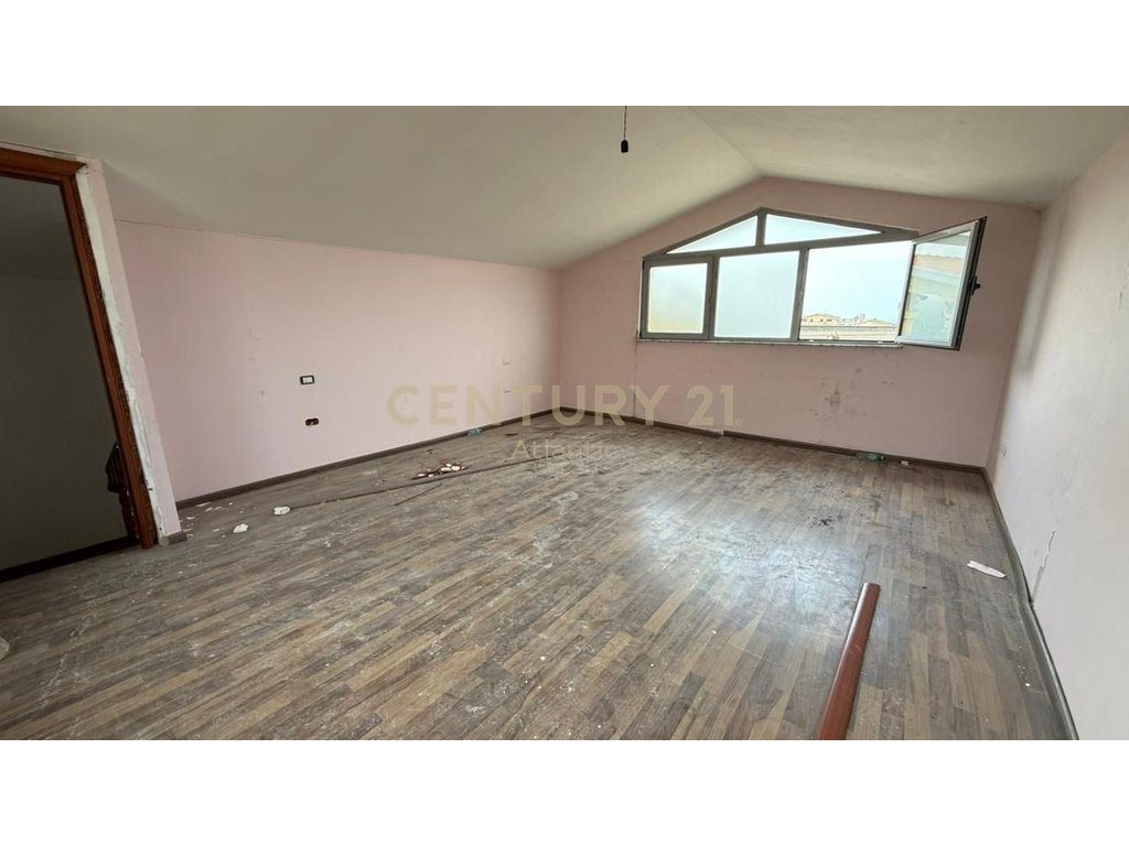 Penthouse Me Pishine 3+2+3+Post Parkimi Për Shitje në Plazh Hekurudha, Durrës| 315 m²